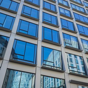 Façade vitrée d'un immeuble de bureaux